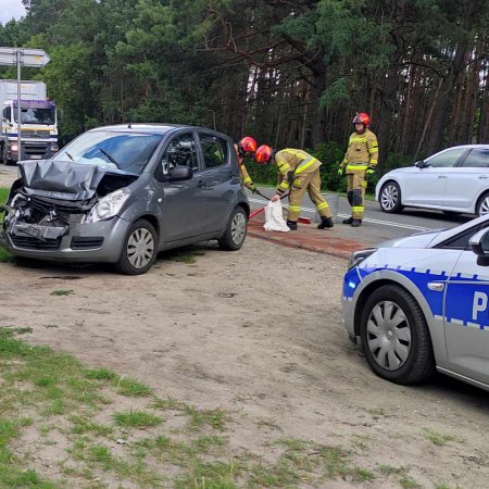 Uwaga, kolizja! Przy wyjeździe z Ostrołęki zderzyły się dwie osobówki [ZDJĘCIA]