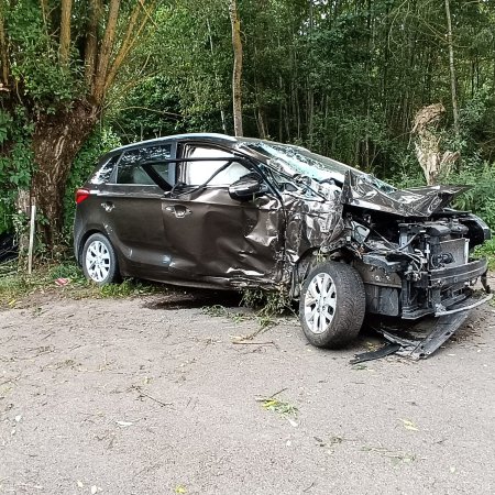 Wypadek w Kleczkowie. 25-letni kierowca trafił do szpitala [ZDJĘCIA]