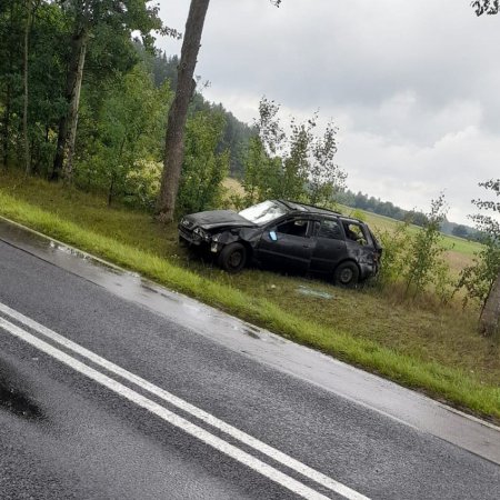 Wypadek drogowy w Myszyńcu. Kierowca audi dachował w rowie [FOTO]