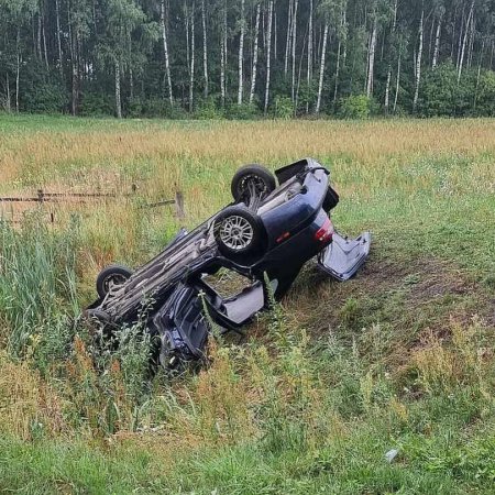 Zagadkowy wypadek pod Myszyńcem. Jechało pięcioro, czterech trafiło do szpitala. Nie wiadomo, kto prowadził [FOTO]