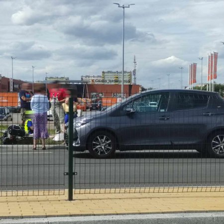 Potrącenie rowerzystki na rondzie Zbawiciela Świata [ZDJĘCIA]