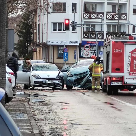 Zderzenie dwóch aut przy Fieldorfa "Nila" [ZDJĘCIA]