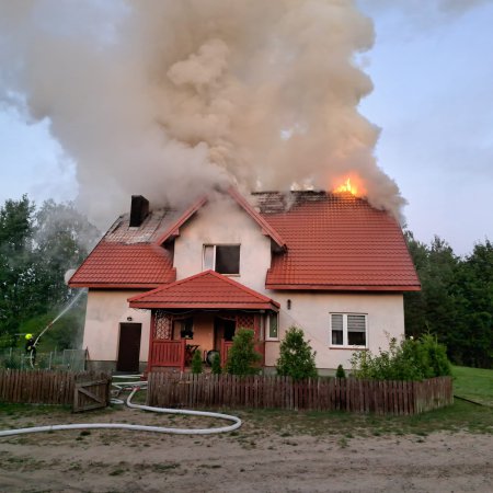 Pożar domu w Cyku. Straty oszacowano na około 100 tysięcy [ZDJĘCIA]