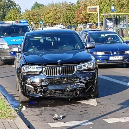 Wypadek na skrzyżowaniu Steyera i Sikorskiego. Ranny kierowca lawety [ZDJĘCIA]