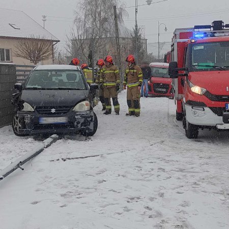 Ślisko i niebezpiecznie na drogach. Wypadek w Rzekuniu [ZDJĘCIA]