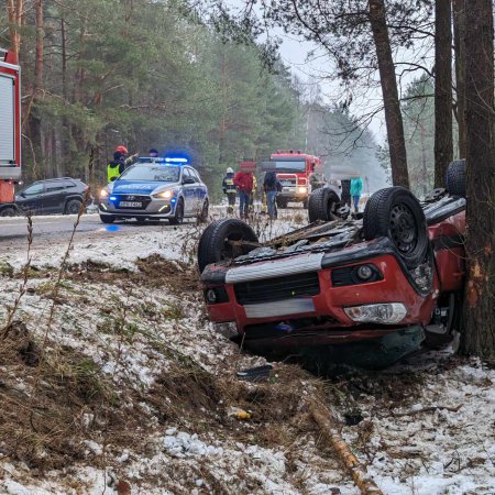 Wypadek na oblodzonej drodze. Dachowanie i ranni [ZDJĘCIA]