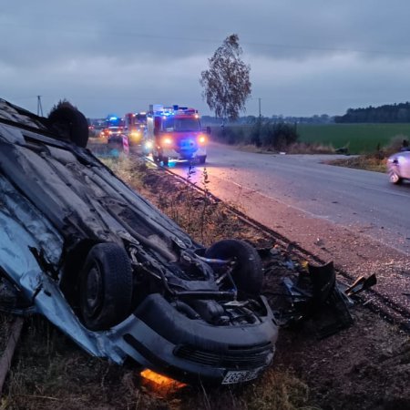 Wypadek w Lesznie. Dwa auta zmiażdżone, a kierowcy cali i zdrowi [ZDJĘCIA]