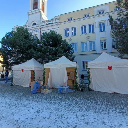 Świąteczne miasteczko w Ostrołęce. Ruszyły przygotowania do Kurpiowskiego Jarmarku Bożonarodzeniowego [ZDJĘCIA]