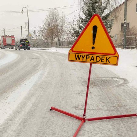 Gołoledź na drogach. Groźny wypadek w Tyszkach Nadobrach