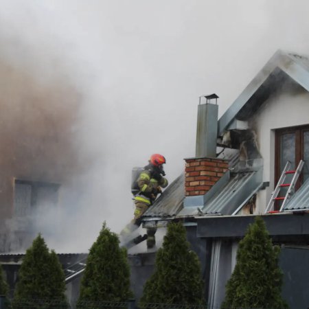 Siedem jednostek strażackich uratowało budynek mieszkalny w Ostrołęce [ZDJĘCIA]