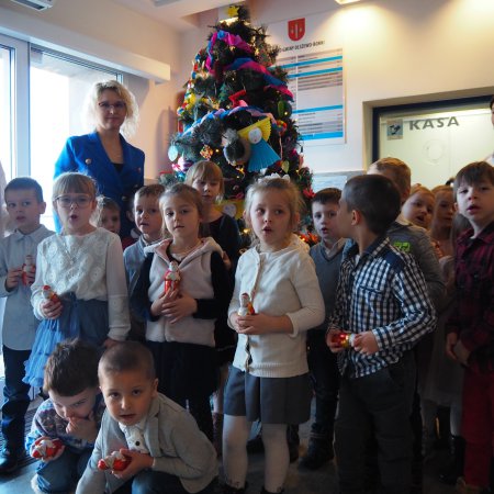 Dzieci ubrały choinkę w Urzędzie Gminy Olszewo-Borki [ZDJĘCIA]