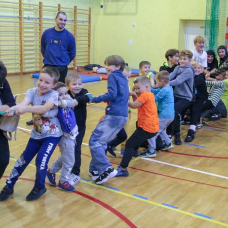 Piknik sportowy “Aktywny Troszyn”. Dzieci i młodzież nie mogły się nasycić zabawą [ZDJĘCIA]