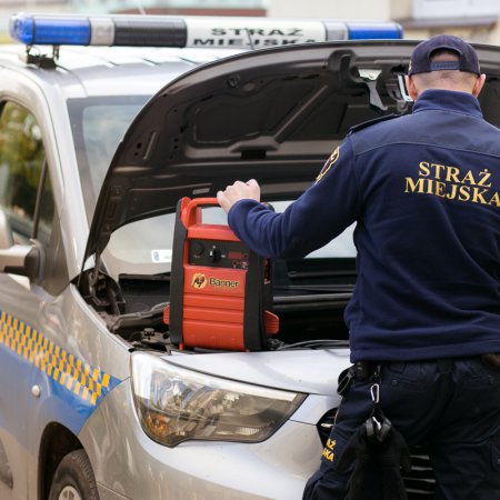 Strażnicy miejscy w Ostrołęce pomogą w uruchomieniu samochodu