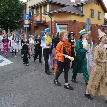 Barwna parada teatralnej trupy ulicami Ostrołęki. InQbator 2023 oficjalnie wystartował! [WIDEO, ZDJĘCIA]