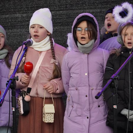 Uczniowie i seniorzy z Ostrołęki rozśpiewali I Kurpiowski Jarmark Bożonarodzeniowy [WIDEO, ZDJĘCIA]