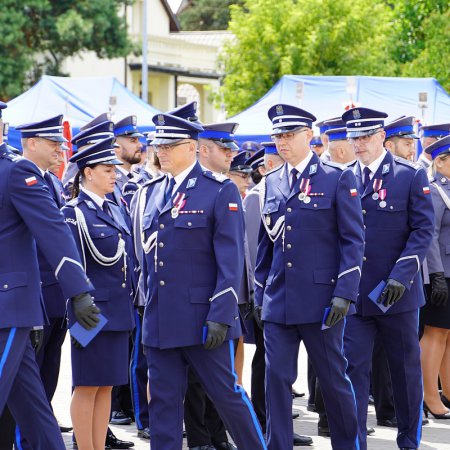 Mazowieckie Święto Policji w Ostrołęce. Wręczono awanse i odznaczenia [WIDEO, ZDJĘCIA]