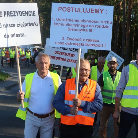 Protest ostrołęckich transportowców. Dookoła ronda z dwoma postulatami [WIDEO, ZDJĘCIA]