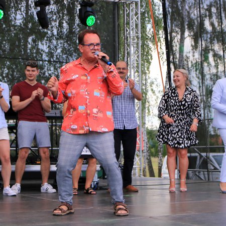 Piotr Pręgowski jedną z gwiazd dożynek w Olszewie-Borkach. On wie jak rozbawić publikę! [WIDEO, ZDJĘCIA]