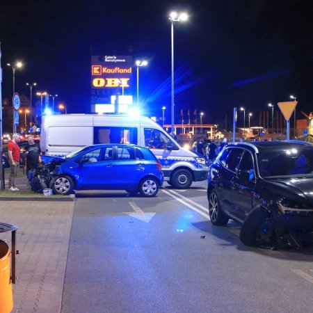 Poważny wypadek na parkingu przy Galerii Bursztynowej. Jedna osoba w szpitalu [ZDJĘCIA]