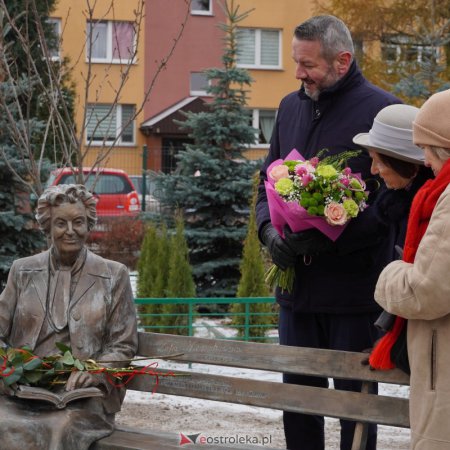 Zofia Niedziałkowska zawsze z nami. Odsłonięto ławeczkę z jej postacią w Ostrołęce&nbsp;&nbsp;[ZDJĘCIA]