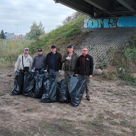 600 litrów śmieci na krótkim odcinku! Wędkarze posprzątali teren nad Narwią