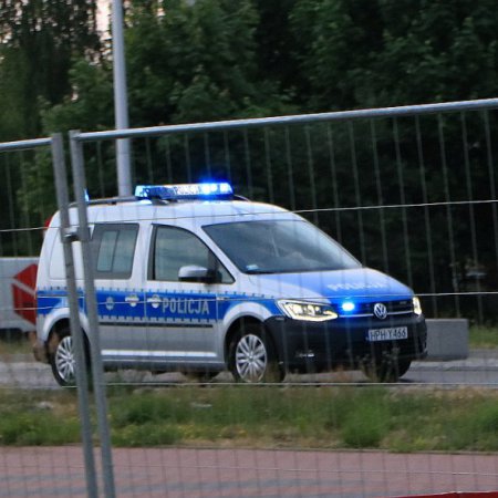 Akcja ratunkowa policji i straży pożarnej w centrum Ostrołęki. Malec zatrzaśnięty w aucie!