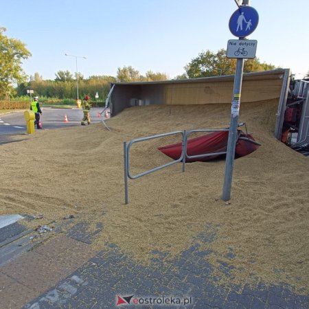 Poważny wypadek w Ostrołęce. Leżąca na boku ciężarówka zablokowała rondo [ZDJĘCIA]