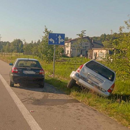 Wypadek drogowy w Józefowie. 23-latek nie zachował bezpiecznego odstępu