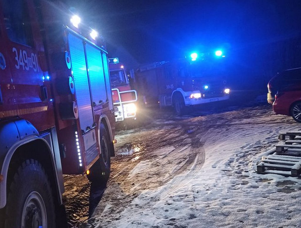 Jadąc z pomocą wpadli w poślizg. Kolizja wozu strażackiego w Ostrołęce