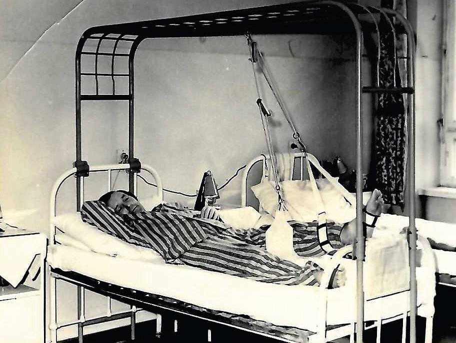 Pacjent na sali chorych - Oddział Chirurgiczny rok 1960