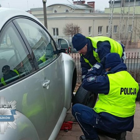 Przy tej interwencji policjanci musieli się nieco ubrudzić