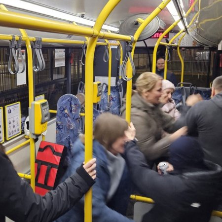 Panie pokonują napastnika w autobusie! Realistyczne ćwiczenia podczas kursu "Bądź Bezpieczna" [ZDJĘCIA]