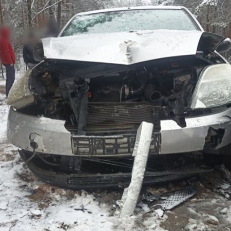 Czołowe zderzenie na oblodzonej jezdni. Jedna osoba poszkodowana