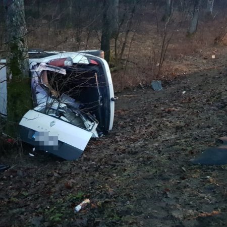 Samochód osobowy uderzył w drzewo. Kierująca cudem uniknęła poważniejszych obrażeń