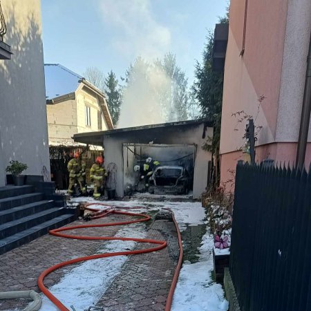 Pożar w Goworowie. Ogień strawił garaż i samochód [ZDJĘCIA]