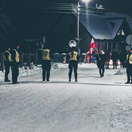 Policja w Przytułach Starych. Wzmożone siły na manifestacji z udziałem Kaczyńskiego [ZDJĘCIA]