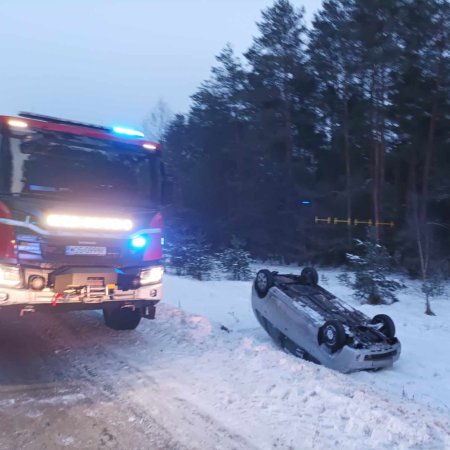 Niebezpieczny wypadek w Łęgu Przedmiejskim. Samochód dachował w przydrożnym rowie [ZDJĘCIA]