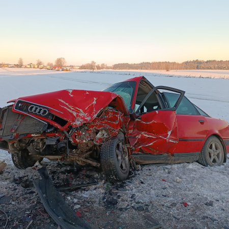 Czołowe zderzenie dwóch osobówek. Cztery osoby ranne [ZDJĘCIA]