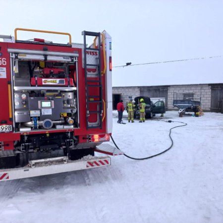 Strażacy w akcji: pożar auta w Babie