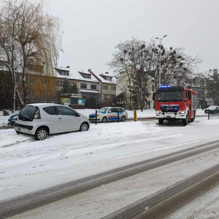 Potrącenie pieszego w centrum Ostrołęki. Na miejscu służby ratunkowe [ZDJĘCIA]