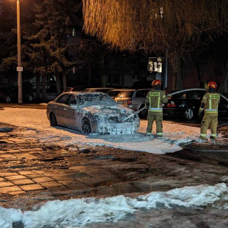Pożar mercedesa w centrum Ostrołęki. Straty oszacowano na 15 tysięcy złotych [ZDJĘCIA]