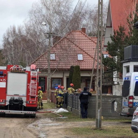 Pożar w garażu przy ulicy Nadziei w Ostrołęce. Strażacy uratowali dom [ZDJĘCIA]