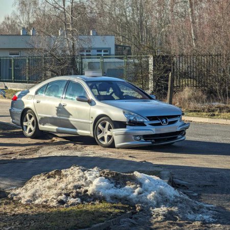 Wypadek na alei Jana Pawła II w Ostrołęce. Uszkodzone dwa auta [ZDJĘCIA]