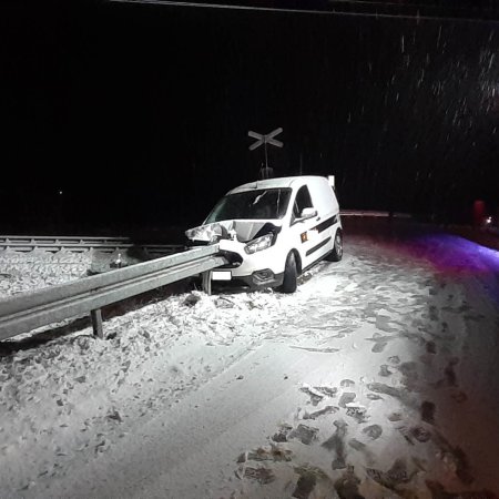 Uderzył w bariery, zablokował torowisko. Wstrzymano ruch pociągów Ostrołęka-Wyszków