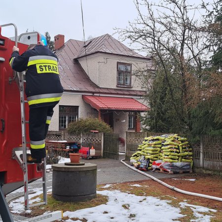 Strażacy ochotnicy z Kunina uratowali plebanię przed zalaniem [ZDJĘCIA]