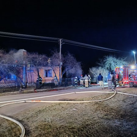 Pożar w Łątczynie. Pięć jednostek strażackich walczyło z ogniem trawiącym budynek mieszkalny [ZDJĘCIA]