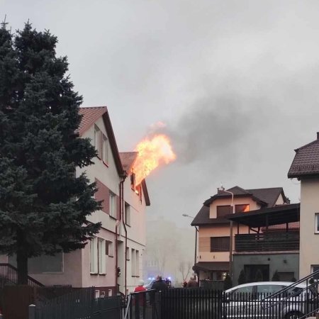 Pożar domu w centrum Ostrołęki. Płomienie buchały przez okno! [ZDJĘCIA]