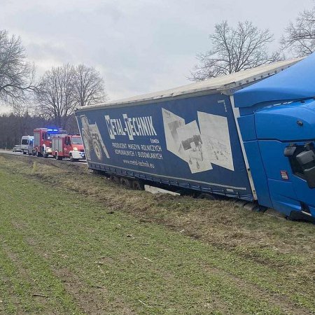 “TIR” w rowie. Niebezpieczna kraksa na drodze wojewódzkiej