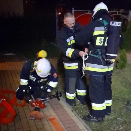 Strażacy z Brodowych Łąk ćwiczą gaszenie pożaru budynku mieszkalnego [ZDJĘCIA]