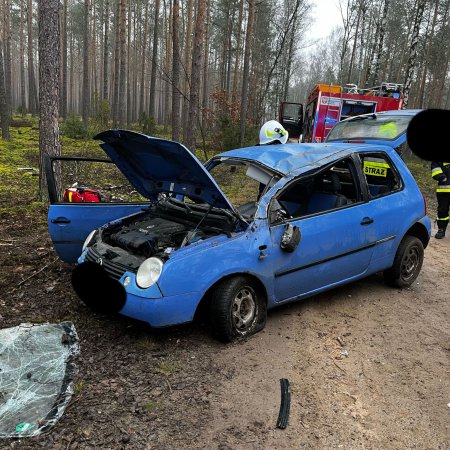 Dachowanie na leśnej drodze w Zawadach! Dwie osoby ranne, jedna w szpitalu [ZDJĘCIA]